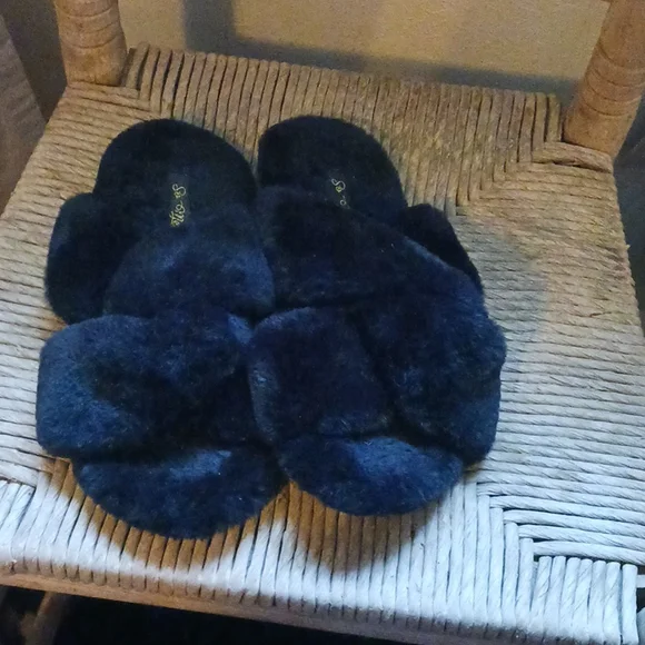 So Me super soft fuzzy slippers - Picture 1 of 2
